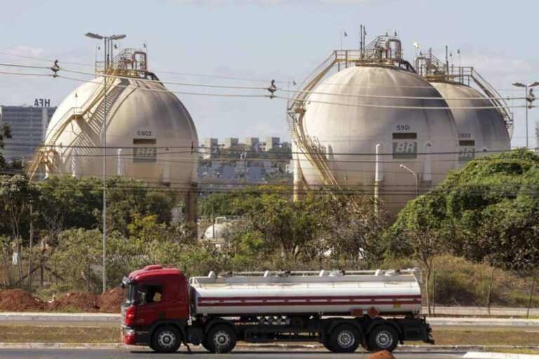 Centro-de-DistribuicCCA7aCC83o-da-Petrobras-no-SIA-combustivel-tanque-gasolina-alcool-diesel-7-vYqlO6-1068x712
