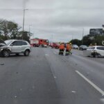 Acidente entre carros com crianças a bordo trava Eixão Sul