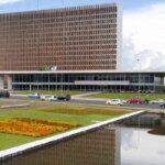 GDF assina proposta que reconhece carreira na Administração Pública