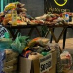 Barbeiro do DF troca corte por 1kg de alimento em ação solidária