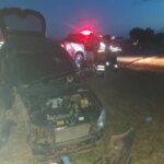 Carro colide contra árvore na DF-440 e deixa duas pessoas feridas