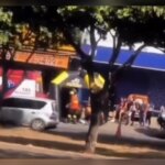Homem morre após ônibus atingir caminhão em que ele descarregava materiais