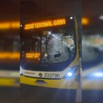 Pneu se desprende de carro, quebra vidro de BRT e motorista fica ferido