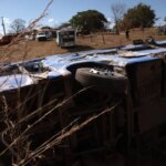 Motorista de carro que bateu em carreta e ônibus morre e se torna 7ª vítima