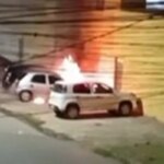 Dupla coloca fogo em carro no meio da rua; PCDF procura suspeitos