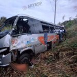 Micro-ônibus é fechado por caminhão, cai em ribanceira e deixa 3 mortos