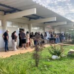 Após fim do horário de votação, filas ainda tomam conta de seções no DF