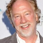 Juiz anula processo por abuso sexual infantil contra ator Timothy Busfield