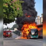 Ônibus pega fogo e chamas atingem estação no Centro de BH; rua é fechada