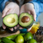 Comer abacate ajuda a dormir melhor naturalmente, revela nutricionista