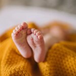 Bebê de 1 ano e 5 meses morre após tomar mamadeira e polícia investiga