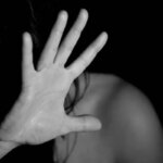 Menina de 11 anos liga para a PM e salva mãe ameaçada com facão em Minas