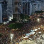 Ato Musical pela Democracia reúne 56 mil pessoas em Copacabana, diz USP