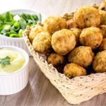 Bolinho de arroz: receita simples e perfeita para aproveitar sobras