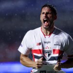 Calleri decide, marca duas vezes e São Paulo vence Vitória pelo Brasileirão