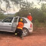 Carro bate em árvore e deixa pessoa gravemente ferida no DF