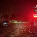 Mulher é hospitalizada após carros saírem da pista em acidente na DF-001