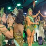 Paolla Oliveira ganha selinho de Iza ao ser coroada rainha da Imperatriz
