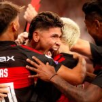 No Maracanã, Flamengo vence Fluminense e mantém liderança do Brasileirão