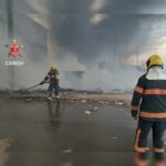 GDF faz reunião de emergência após incêndio em galpão de recicláveis