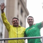 Com liberação de Moraes, Flávio visita Jair Bolsonaro em casa após 90 dias