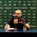 Presidente do Fluminense detona arbitragem após Fla-Flu: “Um lixo”