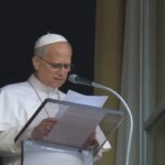Papa Leão XIV realiza a oração do Angelus no Vaticano após deixar hospital