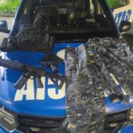 Falso policial ameaça vizinhos com farda e fuzil de airsoft em Goiás